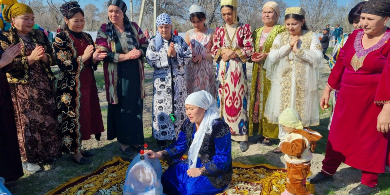 "7-дегі баладан 70-тегі қарияға дейін ұлттық киім киіп келді": Өзбекстанда Наурыз қалай тойланып жатыр?