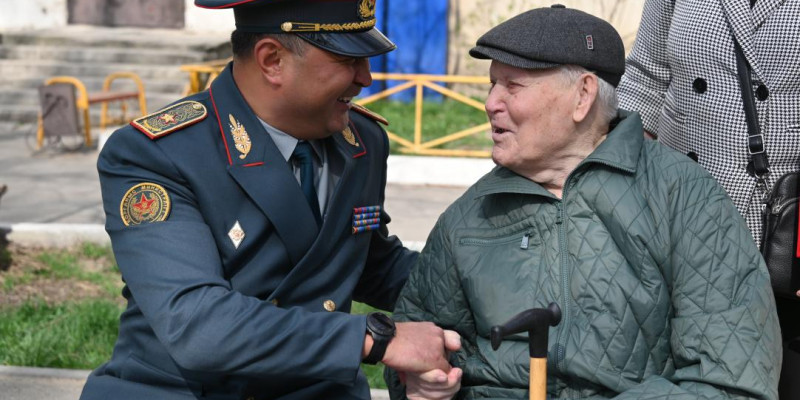 Әскерилер ҰОС ардагерін Наурыз мейрамымен құттықтады