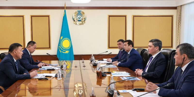 Олжас Бектенов Xinjiang Lihua компаниясының басшысы Чжан Цихаймен кездесті