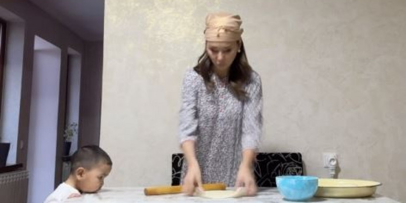 «Наурызды мамочкамен қарсы алдық»: Динара Сәтжан келіндік қызметін көрсетті
