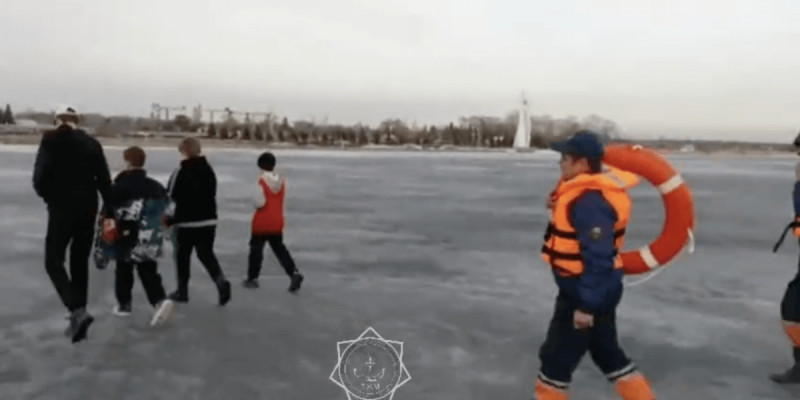 Петропавлда төрт бала мұздың үстінде ойнаған