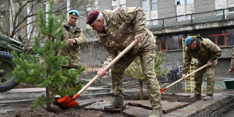 Жеңістің 80 жылдығы: Қорғаныс министрі депутаттармен бірге көшет отырғызды