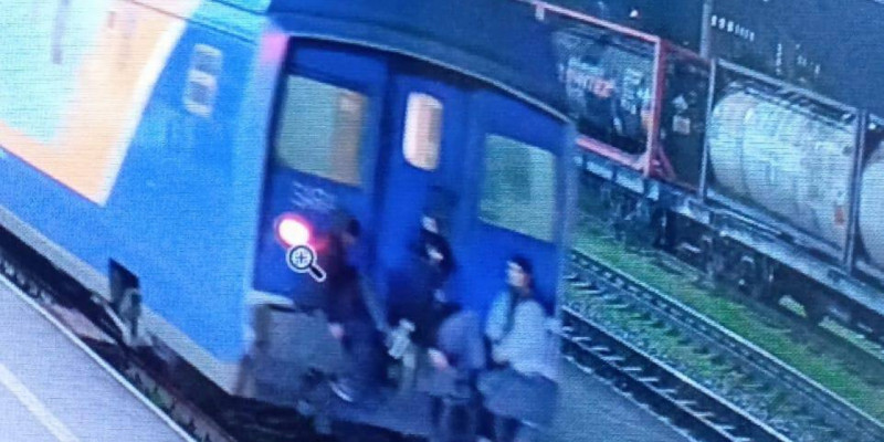 «Мас күйде болған»: Шымкентте теміржол ережесін бұзған жасөспірімдер ұсталды