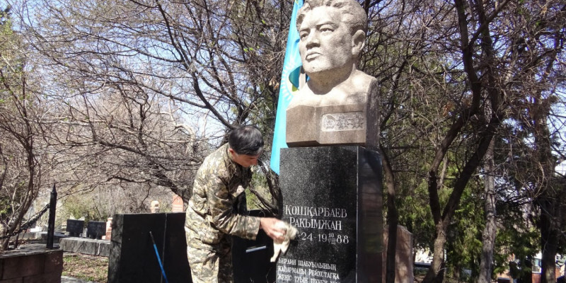 «Жеңіске 100 күн» акциясы: Әскери қызметкерлер соғыс қаһармандарын еске алды