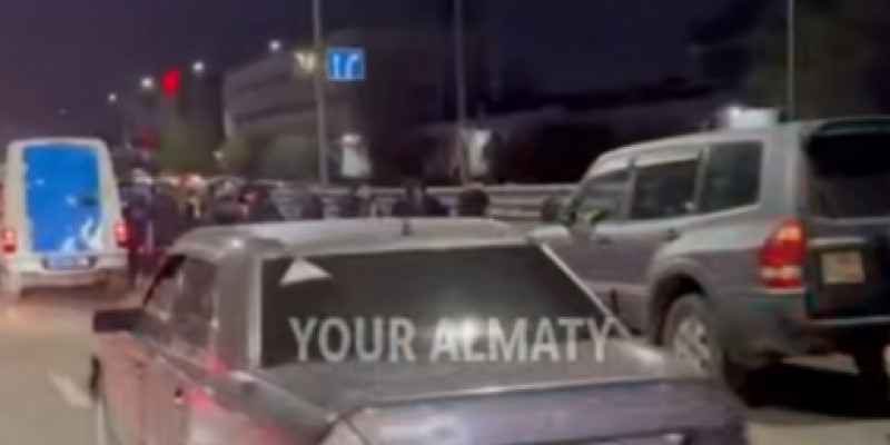 Алматыда мотоцикл жүргізушісі жолдағы жұмысшыларды қағып кетті