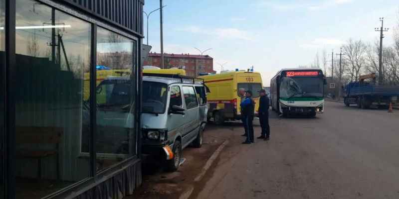 Қосшыда балалар мінген автобус аялдамаға соғылды
