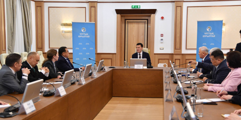 Ерлан Қарин Ұлттық құрылтайдың бір топ мүшесімен кездесті