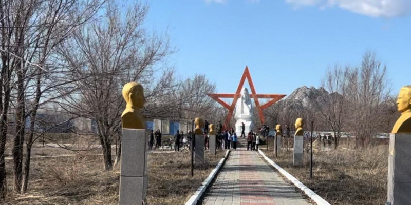 «Таза бейсенбі»: ШҚО-да Ұлы Отан соғысы ардагерлеріне қойылған ескерткіштер маңайы қоқыстан тазартылды