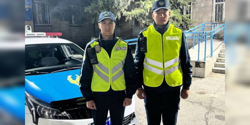 Өскеменде полицейлер өртеніп жатқан үйден адамдарды құтқарып қалды