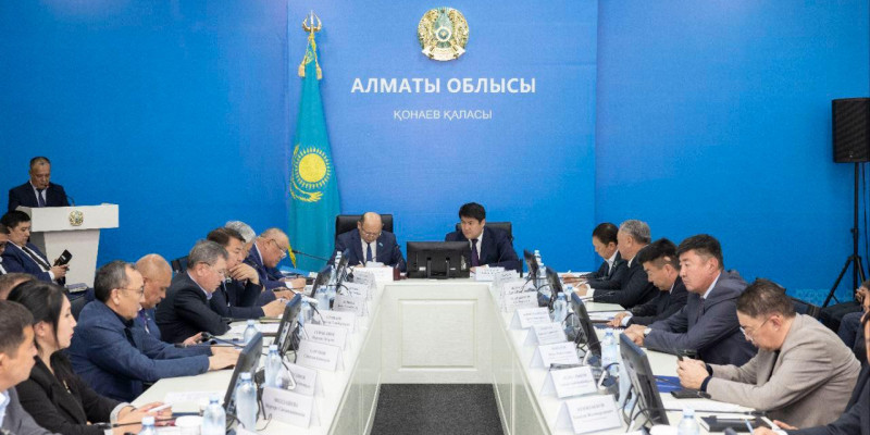 «Жол бойы қараңғы, жарық жоқ»: Депутат Алматы облысындағы республикалық жолдың сапасын сынға алды