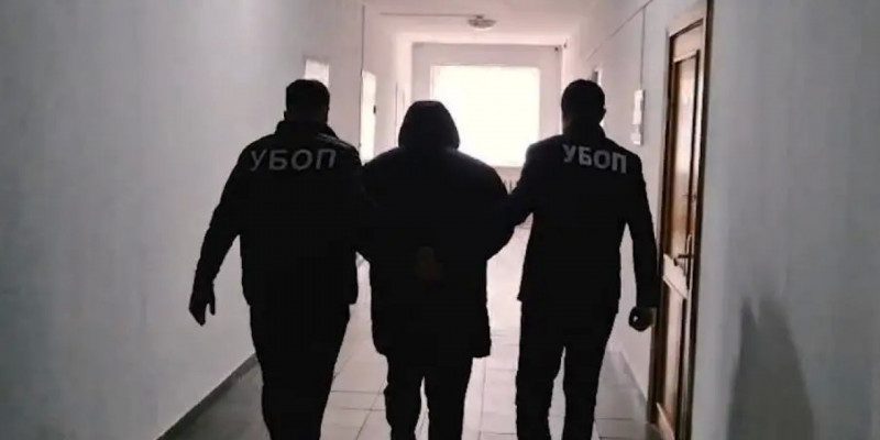Оралда 33 жастағы тұрғын адамдарды қорқытып, ақша бопсалаумен айналысқан