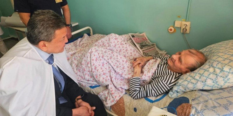 «Жамбас сүйегі сынған»: Петропавлда оқушы қыз соғыс ардагерін соғып кеткен