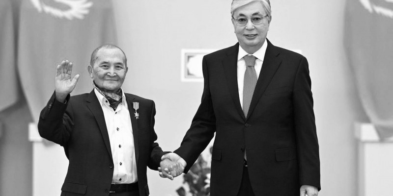 Президент жазушы Әкім Таразидің дүниеден өтуіне байланысты көңіл айтты