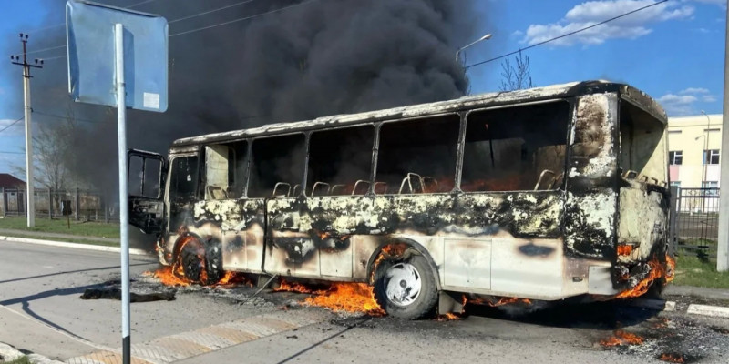 БҚО-да мектеп автобусы өртеніп, жүргізуші зардап шекті