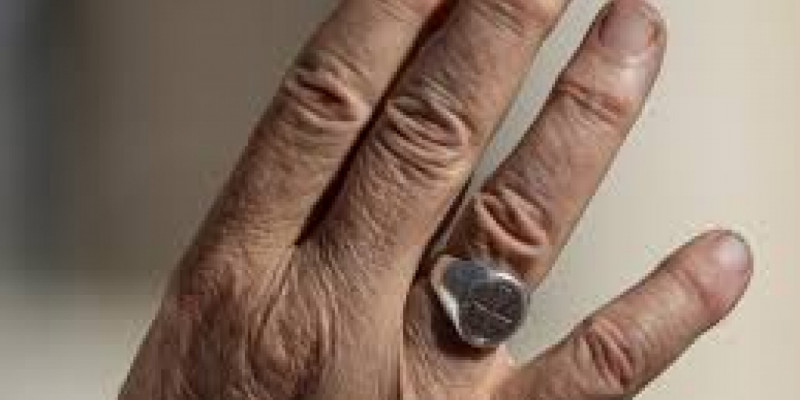 Рим папасы Францисктің жүзігі балғамен сындырылады
