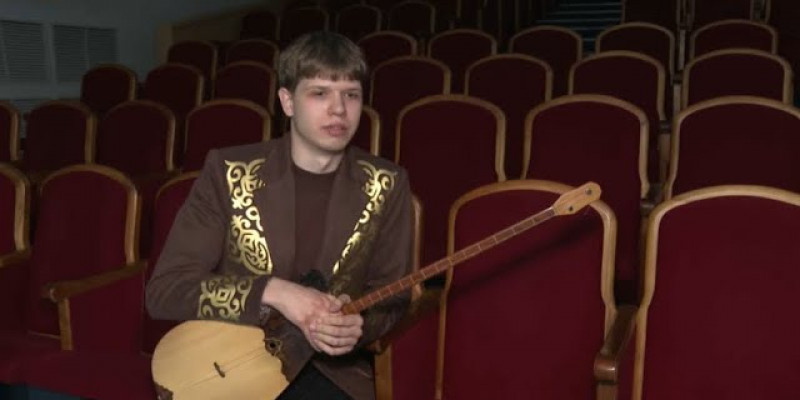 Қазақтың 80 күйін білетін орыс бала көпті тәнті етті (ВИДЕО)