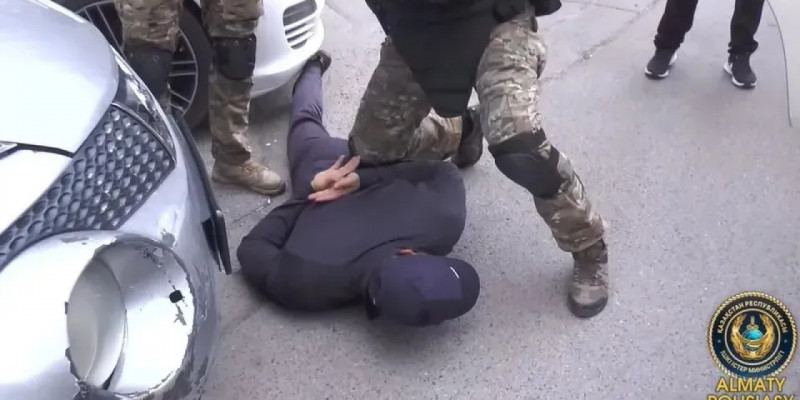 Алматыда полицияның атын жамылып, алаяқтық жасағандар ұсталды (ВИДЕО)