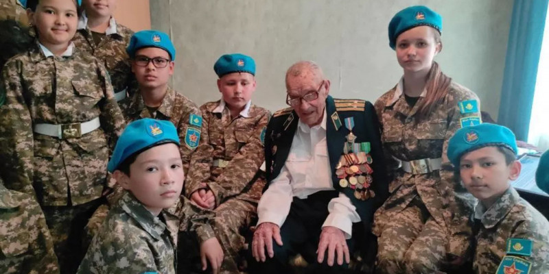 «Жерлейін деп жатқанда көзін ашқан»: Алматыда соғыс ардагері 102 жасқа толды