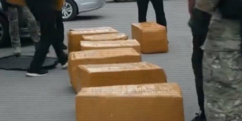 Астанада екі жігіттен  270 келі есірткі мен тапанша тәркіленді