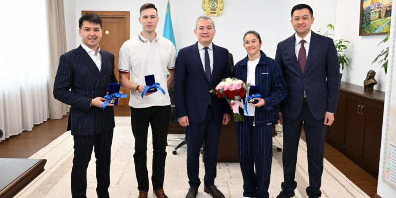 Алматыда Париж Олимпиадасының жүлдегерлері жаңа пәтердің кілтін алды