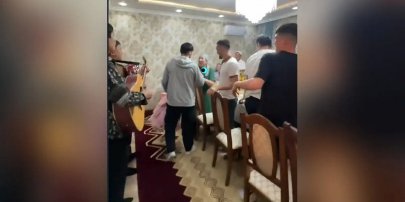 «Үй салып, әкесіне көлік алып берді»: Кореяға жұмысқа кеткен қазақ жігіті 7 жылдан кейін отбасымен қауышты (ВИДЕО)
