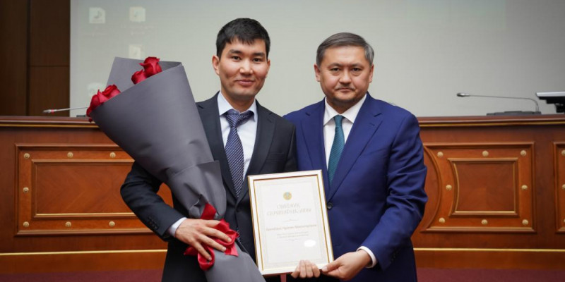 Отан қорғаушылар күнінде жас ғалымға баспана сертификаты берілді