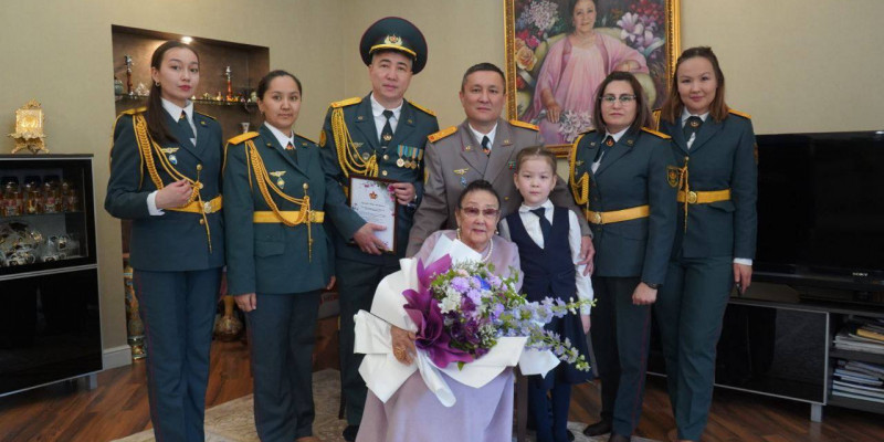 Әскерилер Бибігүл Төлегенованы Жеңістің 80 жылдығымен құттықтады