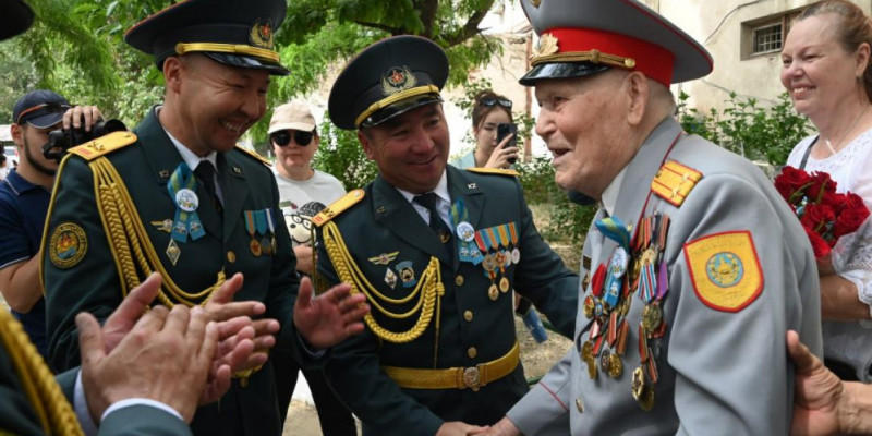 Тараздық әскери қызметкерлер майдангерлер үшін Жеңіс шеруін ұйымдастырды