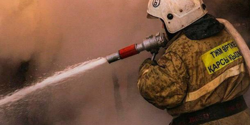 «Оң аяғы сынған»: Өскеменде өрт сөндіруші үшінші қабаттан құлап түсті (ВИДЕО)