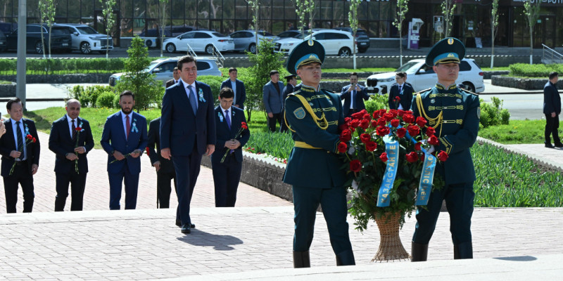 Мәжіліс төрағасы Бауыржан Момышұлының ескерткішіне гүл шоқтарын қойды