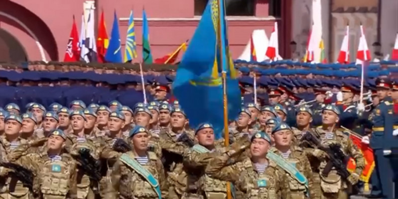 Президент Мәскеудегі әскери шеруге қатысқан қазақстандық сарбаздарға құрмет көрсетті