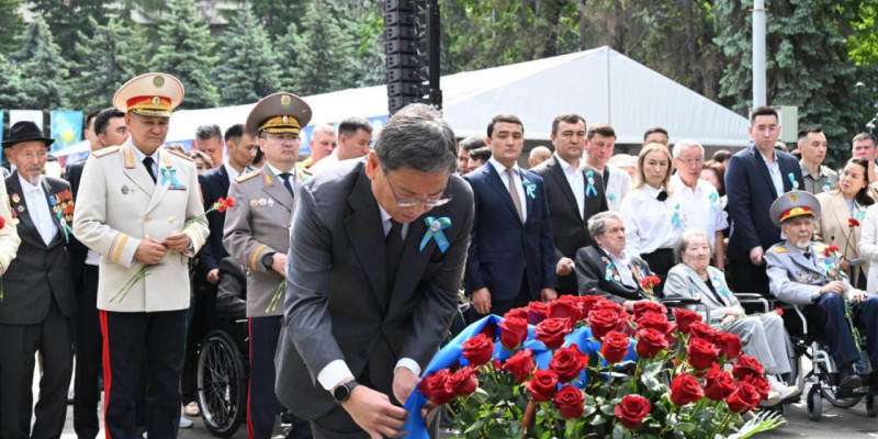 Алматы әкімі Мәңгілік алауға гүл шоқтарын қойды