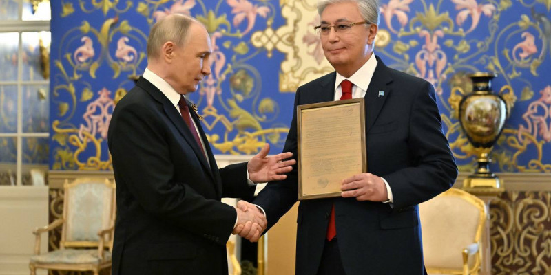 Ресей президенті Қасым-Жомарт Тоқаевқа әкесіне арналған марапаттау парағын табыстады