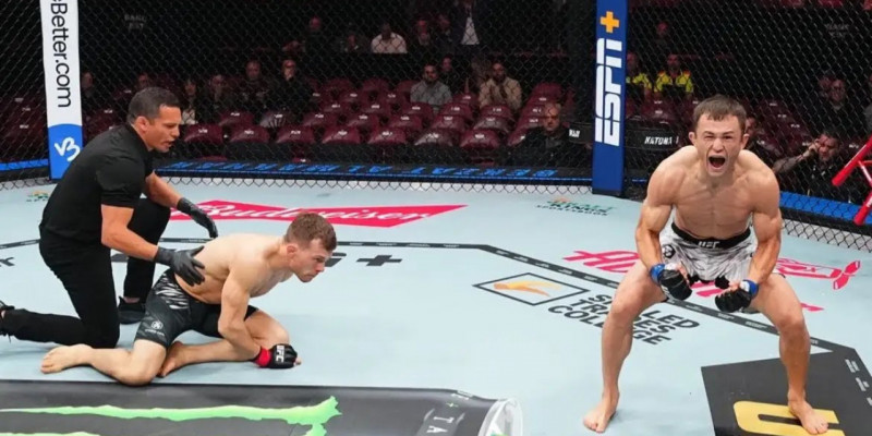 UFC: Бекзат Алмахан қарсыласын 64 секундта нокаутқа түсірді