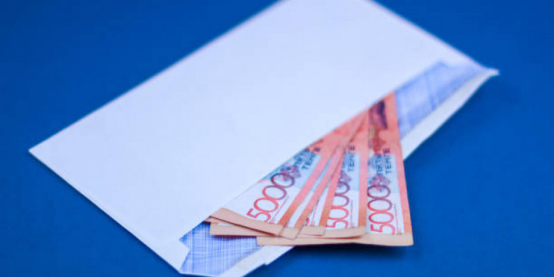 Полицейге 5 мың теңге пара берген жүргізушіге 550 мың теңге айыппұл салынды