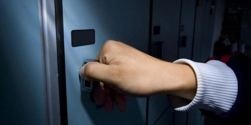 40 жастағы азамат шешесінің 1,8 млн теңге тұратын алтындарын ұрлаған
