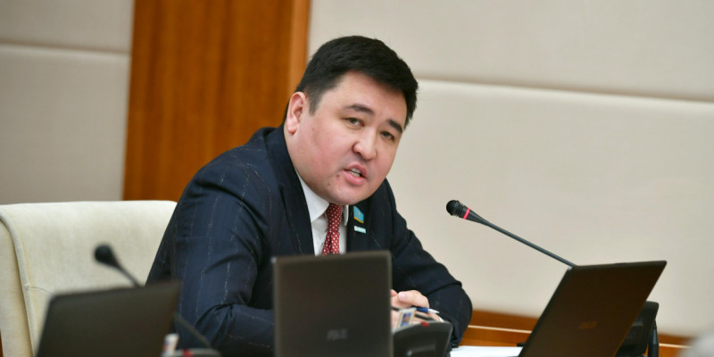 "Бұрын халық кредитті барып алатын еді, қазір кредит өз аяғымен келіп жүр": Нартай Сәрсенғалиев Үкіметке ұсыныс айтты