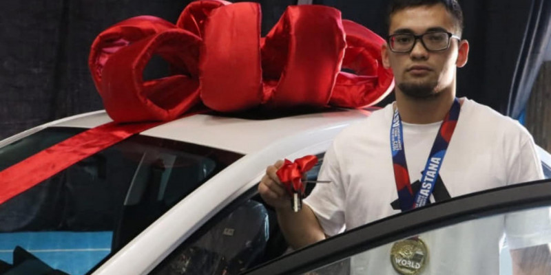 Парадзюдодан әлем чемпионы атанған балуанға көлік мінгізді