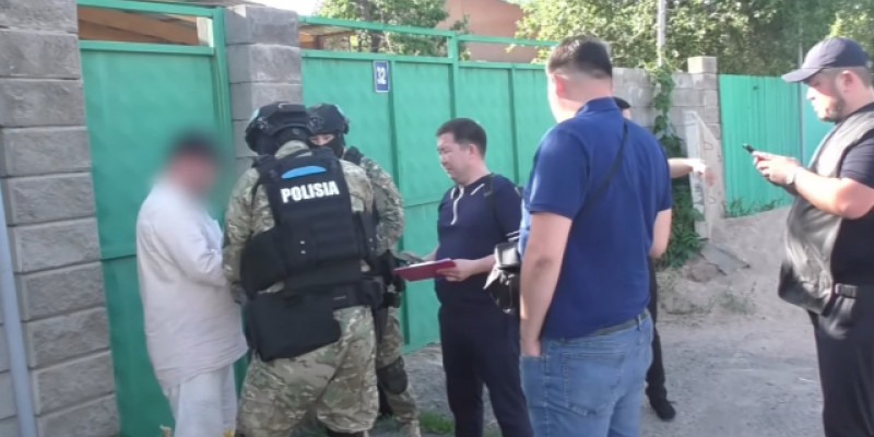 Алматыда деструктивті материалдар таратқан шетел азаматы ұсталды (ВИДЕО)