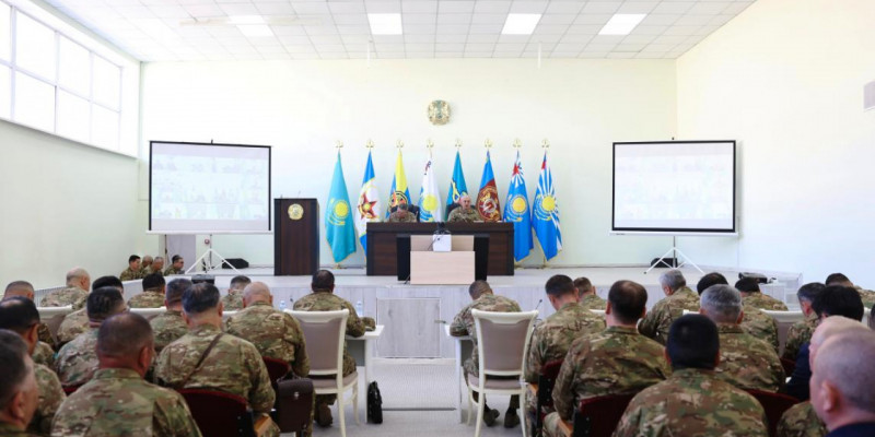 Руслан Жақсылықов Қарағанды гарнизонында өткен көшпелі отырыста әскери қызметтің міндетін айқындады