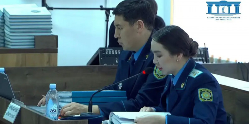 «Менің бауырым қайтыс болды, ал бұл күліп отыр»: Тергеу кезінде Шерзаттың ағасы мен айыпталушы арасында жанжал болған