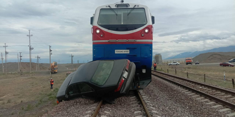 «Жүргізуші секіріп кетті»: Жетісуда пойыз автокөлікті қақты