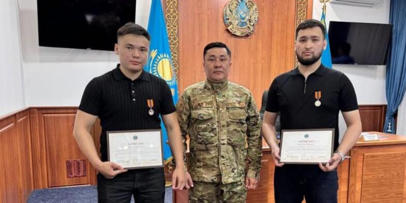 2 астаналық тұрғын балаларды құтқарып қалғаны үшін марапатталды