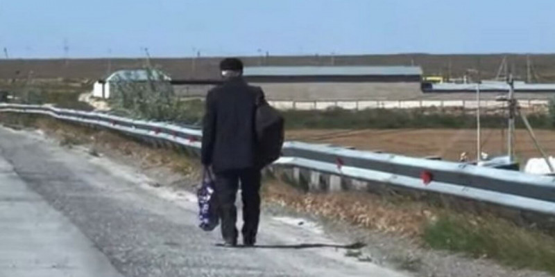 «Жолға ақшасы болмаған»: Зейнеткер Шымкенттен Қарағандыға 10 сағат жаяу жүрген