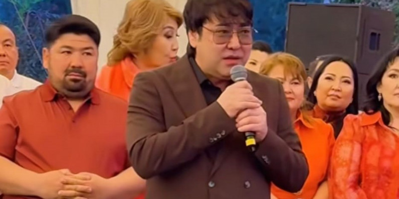 «Саған да бір продюсер керек»: Мейрамбек Беспаев Ақбота Керімбекованың ұлының тойында жаңылысып, көпшілікті күлдіртті