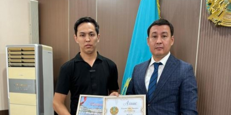 Ақтау әкімі теңізге батып бара жатқан жасөспірімді құтқарған даяшы жігітті марапаттады