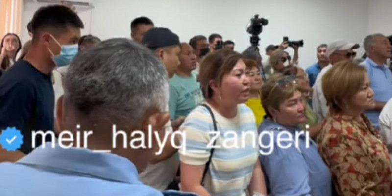 «Абзал, қой, Құдайдан қайтсын»: Сотталушылар үкім оқылғаннан кейін төбелесіп қалды (ВИДЕО)