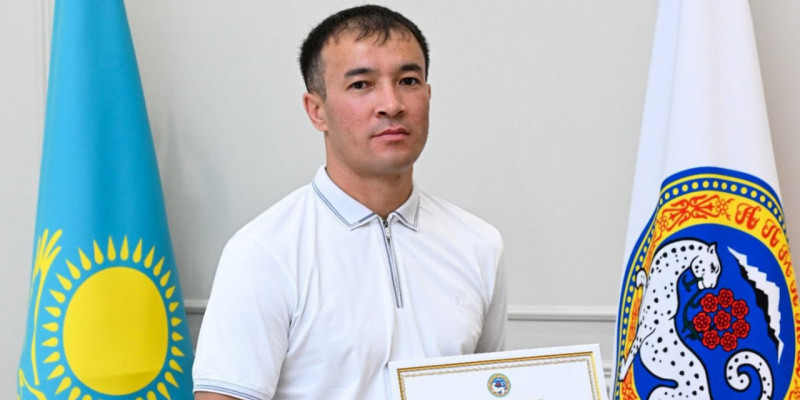 "Мұны марапат үшін жасамадым": Алматы әкімдігі өрт кезінде төртінші қабатқа "өрмелеп" шыққан тұрғынды марапаттады