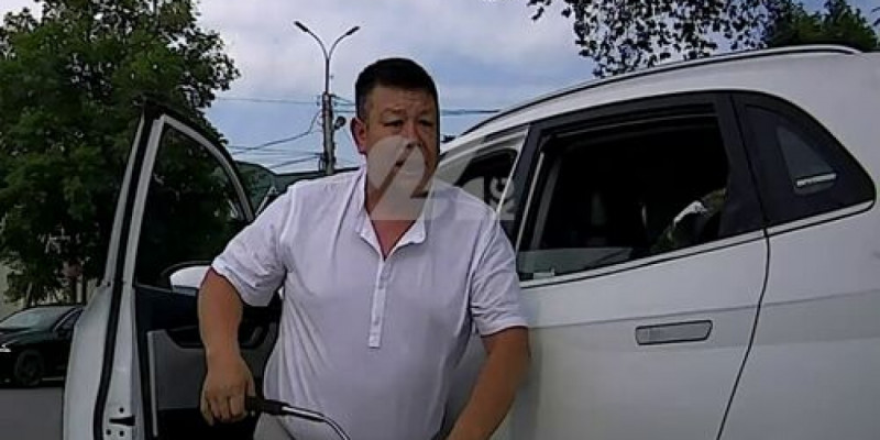 Ашулы жүргізуші жолда әйелге балағат сөздер айтып, дубинкамен қорқытқан