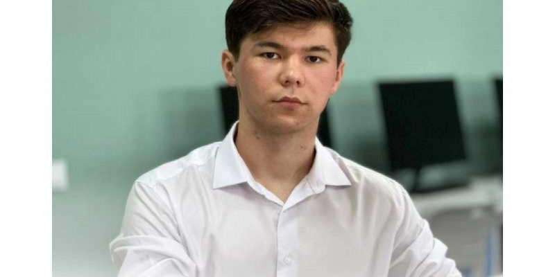 Кентауда колледж студенті оқушыларға кәсіби бағдар беретін ерекше стенд жасап шығарды